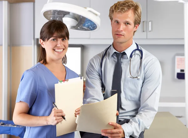 Portrait du médecin et de l'infirmière dans le bureau du médecin — Photo