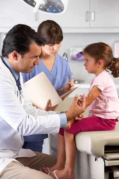 Médico que dá a injeção da criança no escritório do doutor — Fotografia de Stock