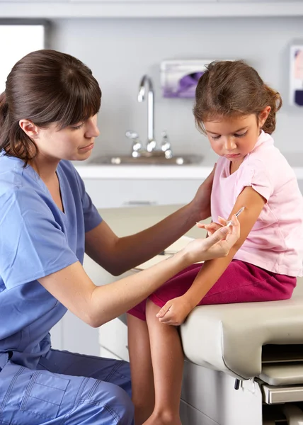 Médico que da la inyección del niño en la oficina del doctor — Foto de Stock