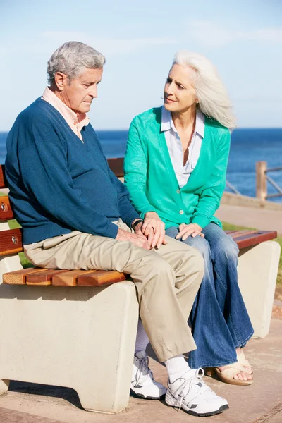 Seniorin tröstet depressiven Ehemann auf Bank — Stockfoto