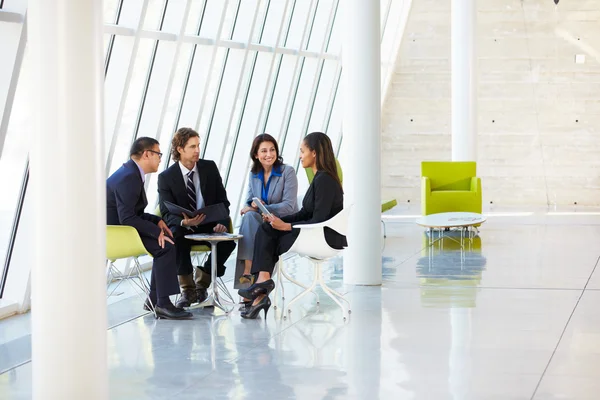 Ondernemers met vergadering in moderne kantoor — Stockfoto