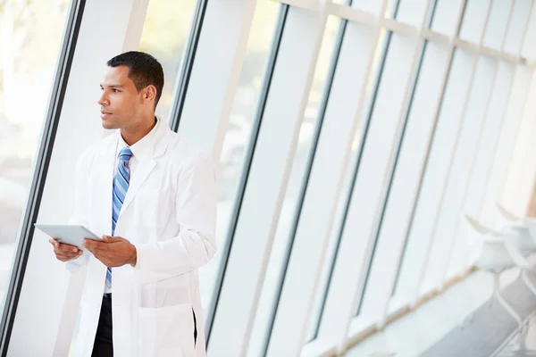 Médecin utilisant la tablette numérique dans le couloir de l'hôpital moderne — Photo