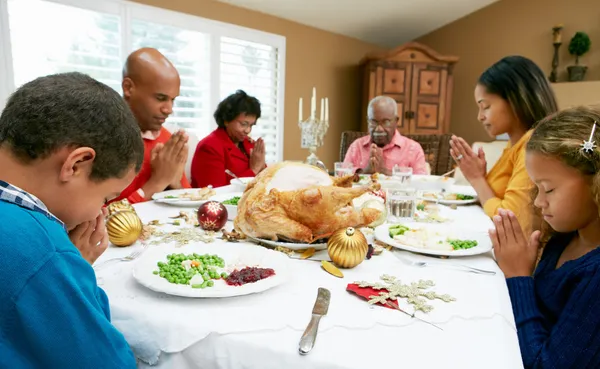 Familia Multi Generación Celebrando Con Comida de Navidad —  Fotos de Stock