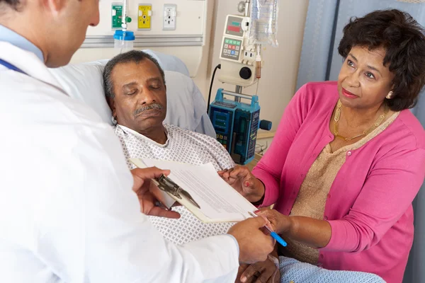 Medico che spiega il modulo di consenso al paziente anziano — Foto Stock