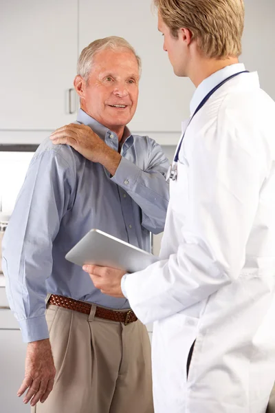 Doktor vyšetřující mužský pacient s bolestí ramene — Stock fotografie