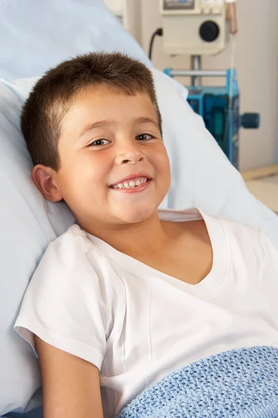 Garçon relaxant dans lit d'hôpital — Photo