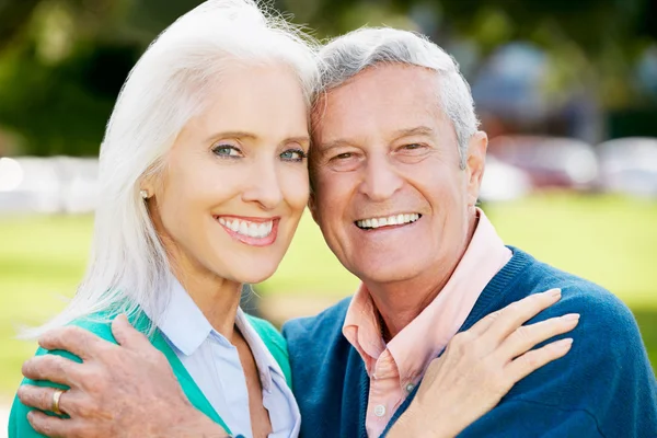 Outdoor Portret van gelukkige senior paar — Stockfoto