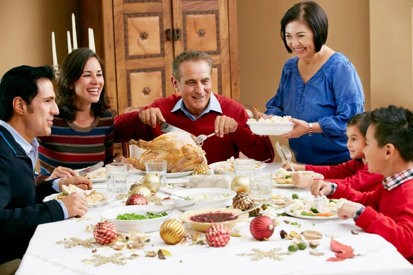 Çoklu nesil aile ile Noel yemeği kutluyor — Stok fotoğraf