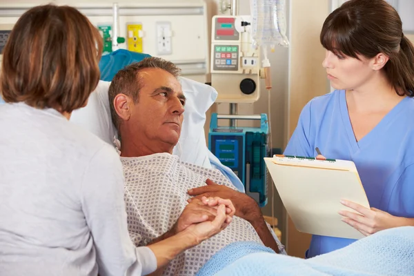 Pielęgniarka mówi do para na oddziale — Zdjęcie stockowe