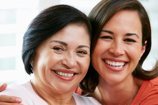 Porträt der erwachsenen Tochter mit der Mutter zu Hause — Stockfoto