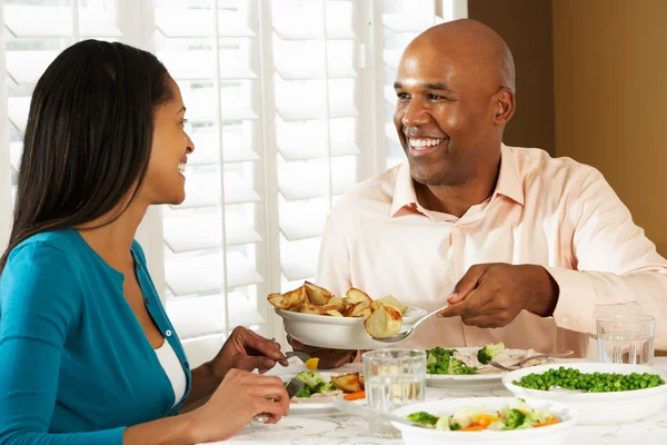 Casal desfrutando de refeição em casa — Fotografia de Stock
