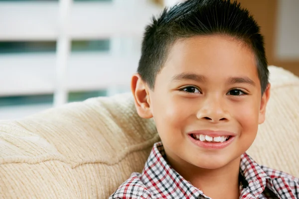 Retrato de sorrir jovem menino — Fotografia de Stock