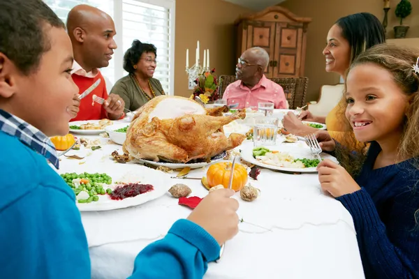 Multi generation familj firar thanksgiving — Stockfoto