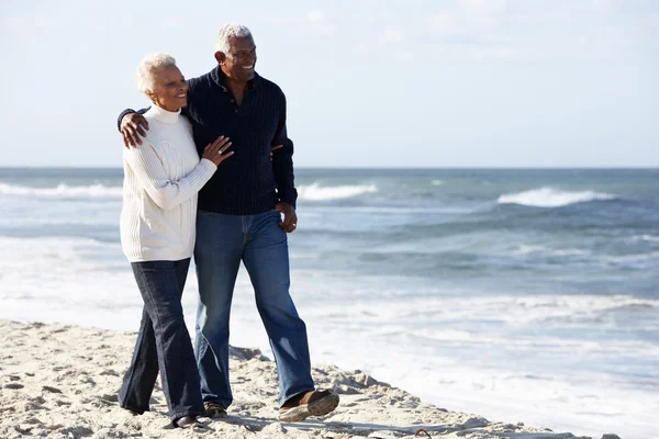 Ηλικιωμένο ζευγάρι περπατώντας μαζί παραλία Royalty Free Εικόνες Αρχείου