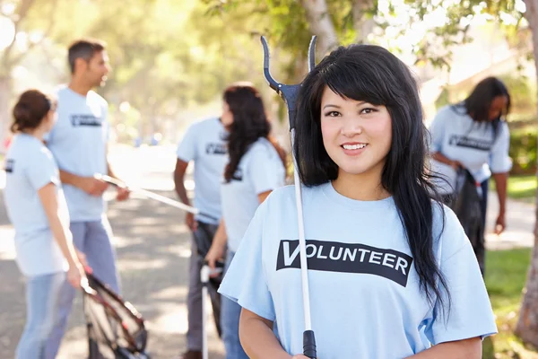 Equipo de Voluntarios recogiendo basura en la calle Suburban —  Fotos de Stock