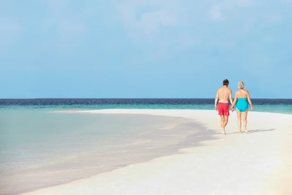 Vue arrière du couple romantique sénior marchant dans la mer tropicale — Photo