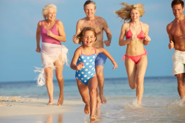 Familia multi generación divirtiéndose en el mar en vacaciones de playa — Foto de Stock