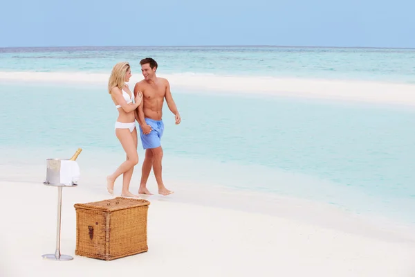 Casal na praia com piquenique de champanhe de luxo — Fotografia de Stock