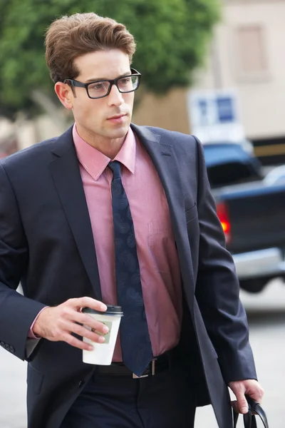 Empresario corriendo a lo largo de la calle sosteniendo el café para llevar —  Fotos de Stock