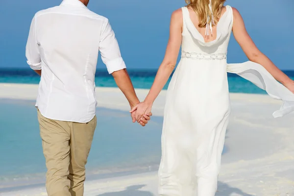 Coppia a bella spiaggia matrimonio — Foto Stock