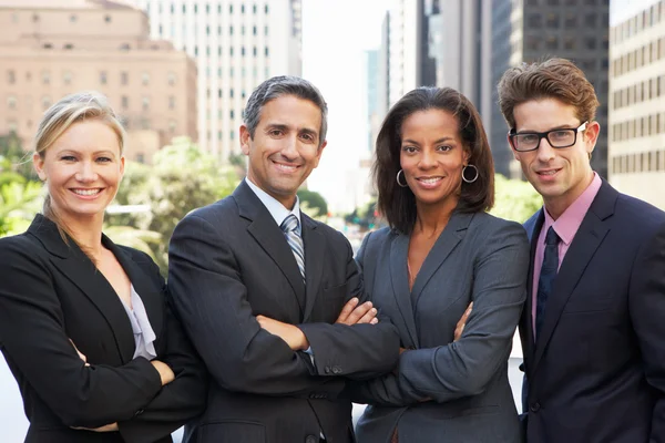 Retrato de quatro colegas de negócios fora do escritório — Fotografia de Stock