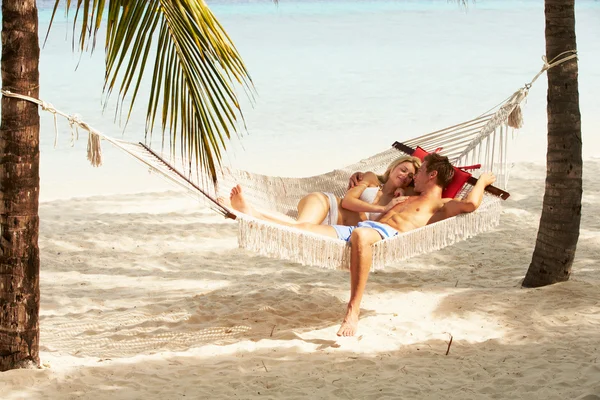 Pareja romántica que relaja en hamaca de la playa — Foto de Stock