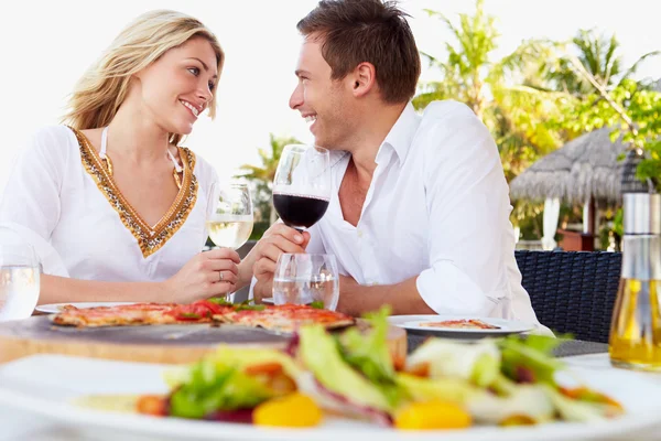 Couple appréciant le repas dans un restaurant en plein air — Photo