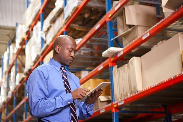 Businessman With Clipboard In Warehouse — Stock Photo, Image