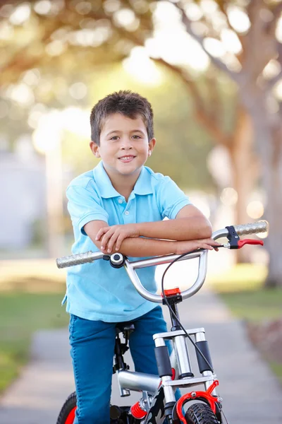 Junge fährt Fahrrad auf Gehweg — Stockfoto