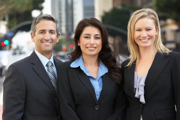 Portret van drie collega's buiten kantoor — Stockfoto