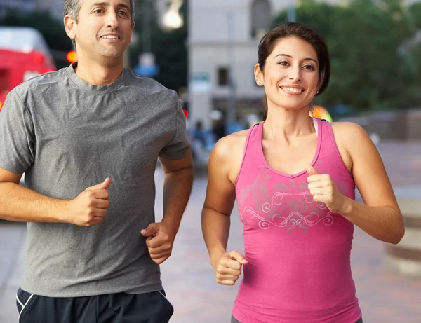 Portrait de coureurs masculins et féminins sur la rue urbaine — Photo