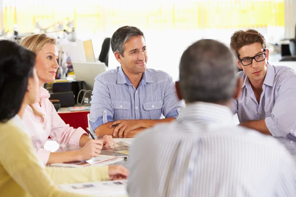 Teambesprechung im Kreativbüro — Stockfoto