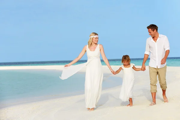 Familia en hermosa playa boda — Foto de Stock