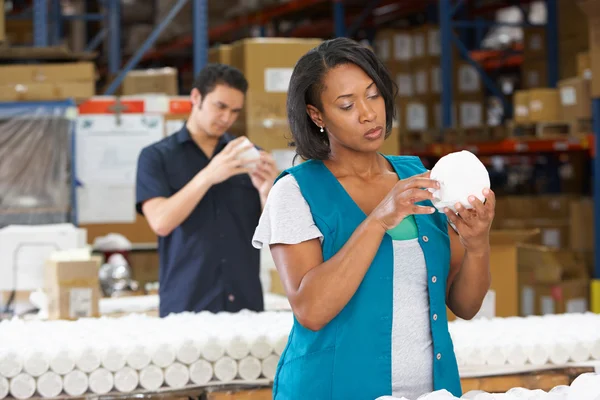 Factory Worker Checking Goods On Production Line — Stock Photo, Image
