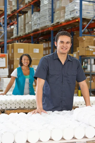 Trabajador de fábrica que comprueba mercancías en línea de producción — Foto de Stock