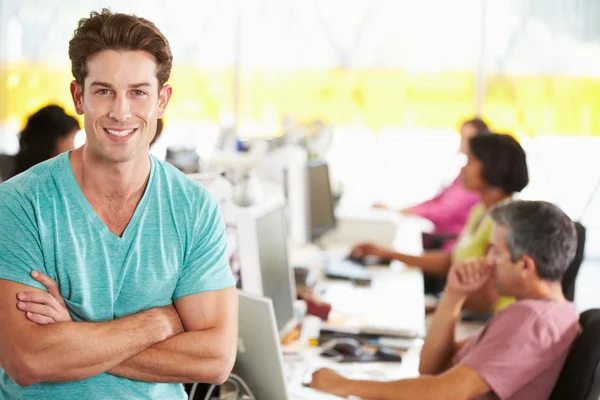 Retrato del hombre de pie en la oficina creativa ocupada —  Fotos de Stock