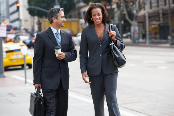 Empresário e empresária na rua com café Takeaway — Fotografia de Stock