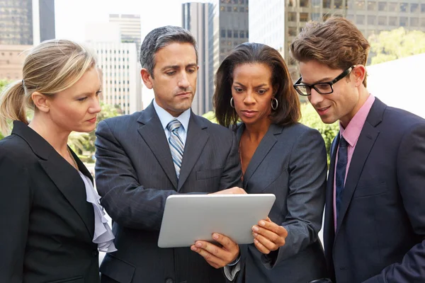 Hommes d'affaires et femmes d'affaires utilisant la tablette numérique à l'extérieur — Photo