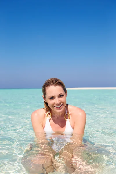 Mujer disfrutando de vacaciones en la playa —  Fotos de Stock