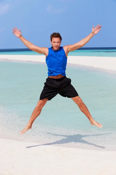 Hombre haciendo ejercicio en la hermosa playa —  Fotos de Stock