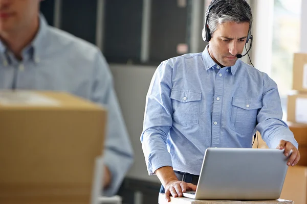 Manager Using Headset In Distribution Warehouse — Stock Photo, Image