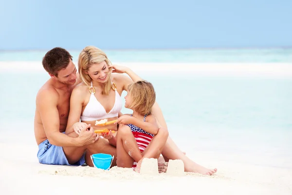 Familie spielt am schönen Strand — Stockfoto