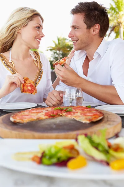 Pareja disfrutando de la comida en el restaurante al aire libre —  Fotos de Stock