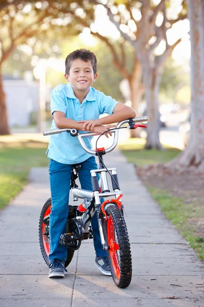 Junge fährt Fahrrad auf Gehweg — Stockfoto