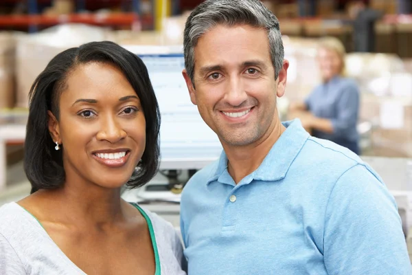 Two Workers At Computer Terminal In Distribution Warehouse — Stock Photo, Image