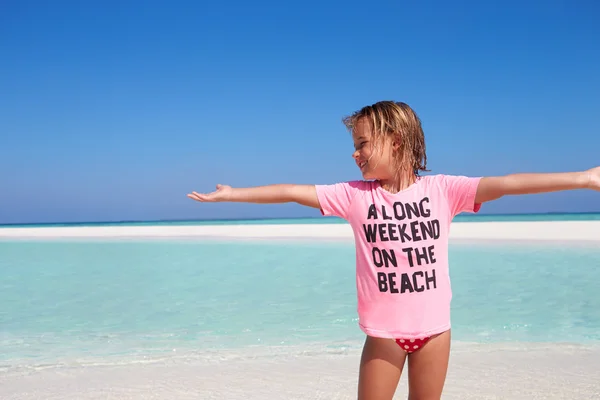 Genç kız zevk plaj tatil — Stok fotoğraf