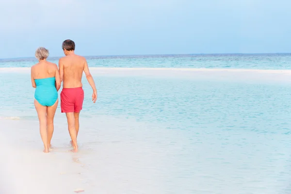 Senior pareja romántica caminando en hermoso mar tropical —  Fotos de Stock
