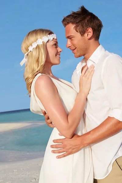 美しいビーチの結婚式のカップル — ストック写真