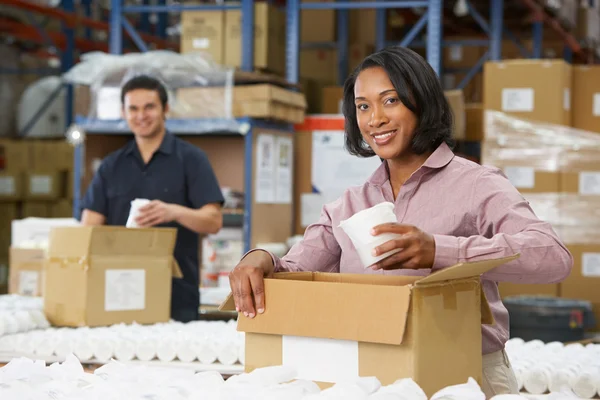 Manager controleren van goederen op de productielijn — Stockfoto