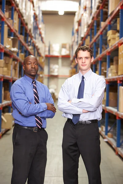 Retrato de dois empresários no armazém — Fotografia de Stock